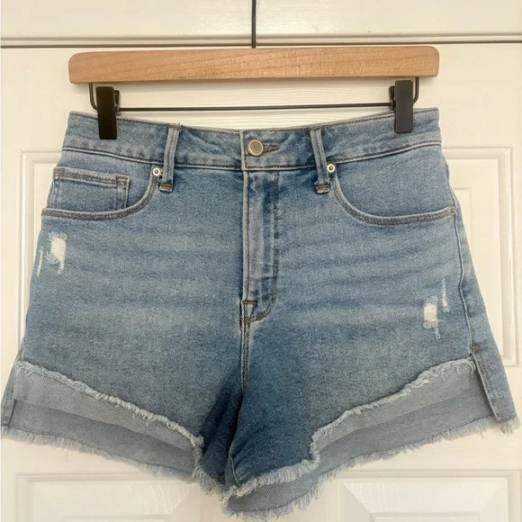GOOD AMERICAN GOOD CURVE SHORT DISTRESSED DENIM size 6/28 - Picture 2 of 4